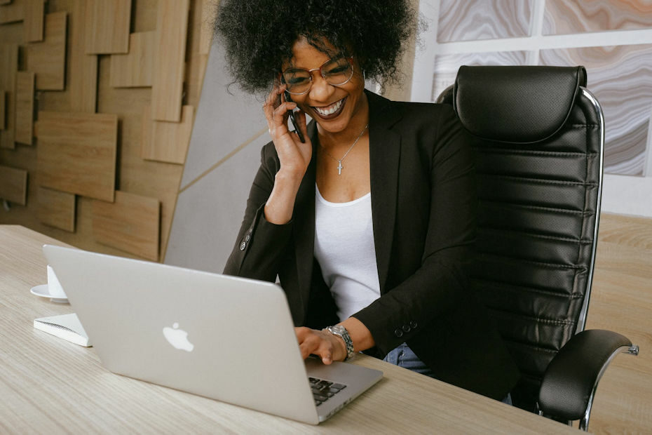 chatting with lawyer from online legal services provider